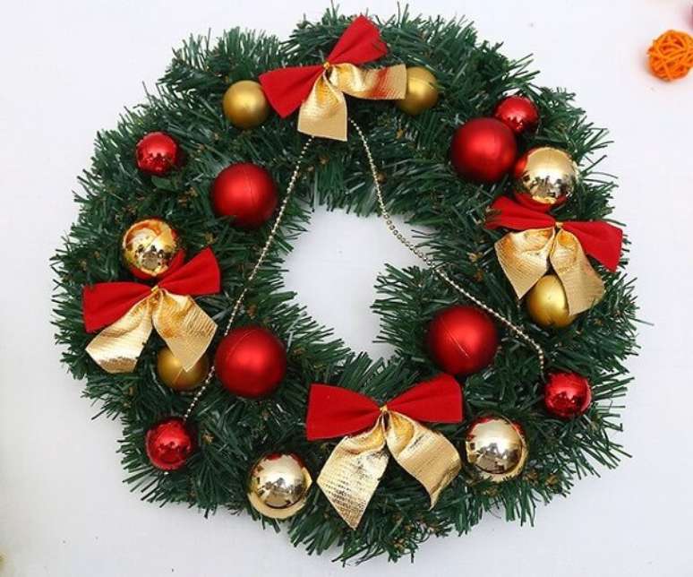 39. Guirlanda para Natal feita com flores artificiais e bolas. Fonte: Pinterest