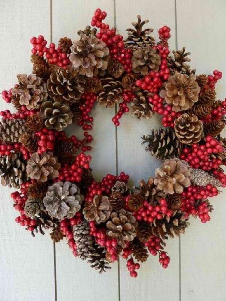 42. Guirlanda de Natal feita com pinhas. Fonte: Pinterest