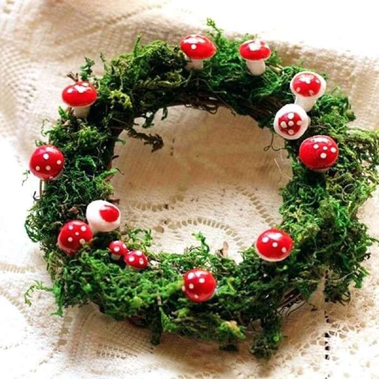 44. Guirlanda de Natal feita com flores artificiais e cogumelos. Fonte: Pinterest