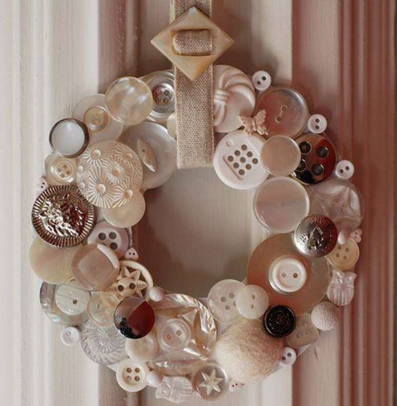 95. Guirlanda natalina feita com botões é uma forma linda de reutilizar esses itens
