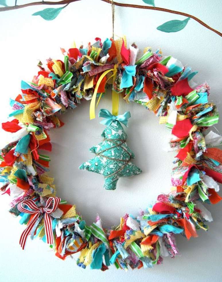 116. A guirlanda de Natal com tiras de tecido fica linda e &eacute; super diferente.