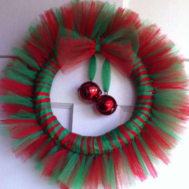 101. Guirlanda de Natal com fitas de tecido tule é um charme na decoração