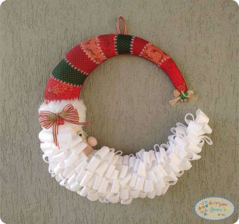 96. Guirlanda de Natal criativa com Papai Noel em formato inusitado.