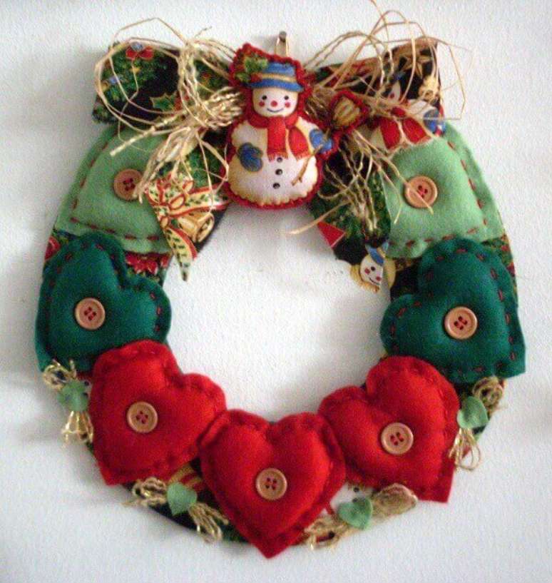 46. Guirlanda de Natal feita com detalhes em feltro. Fonte: Pinterest