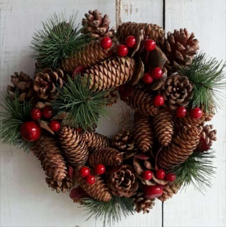 48. Guirlanda de Natal feita com pinhas. Fonte: Pinterest