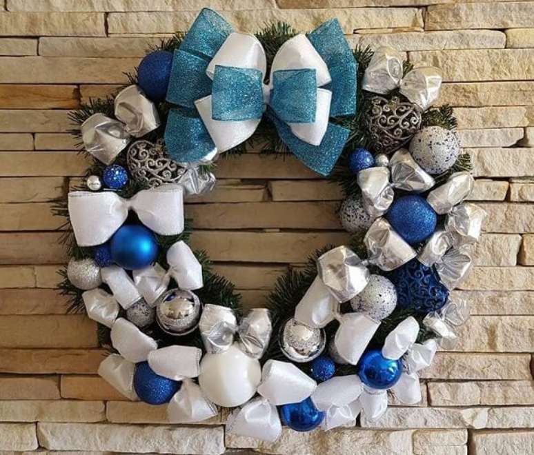 127. Guirlanda para Natal em tons de branco, azul e prata. Fonte: Pinterest