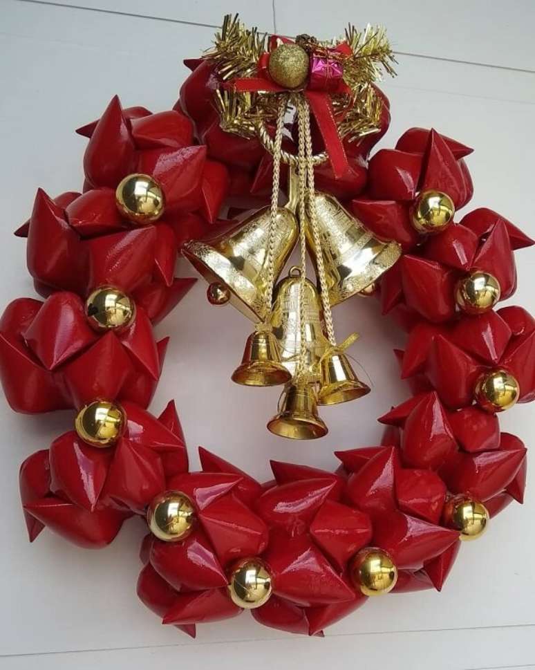 140. Guirlanda de Natal em vermelho e dourado. Fonte: Tatiane Maniero