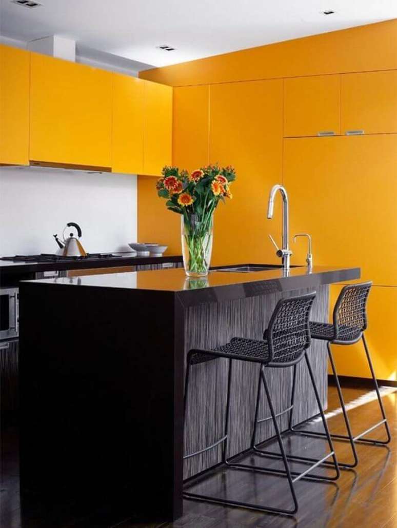 56. Ilha com pia para otimização de espaço da cozinha amarela e preta bem moderna – Foto: Assetproject