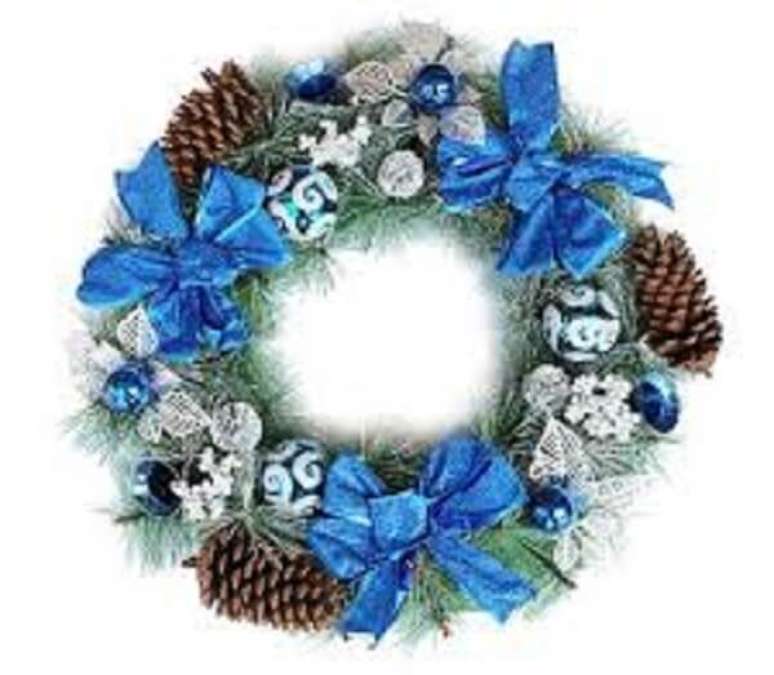 56. Guirlanda de Natal feita com pinhas e laços em tom azul. Fonte: Pinterest