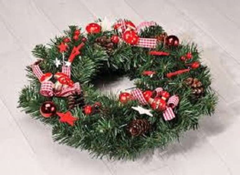 57. Guirlanda de Natal feita com flores artificiais. Fonte: Pinterest