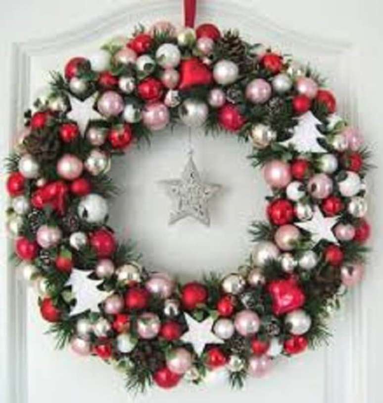 59. Guirlanda de Natal feita bolinhas e estrela prateada. Fonte: Pinterest