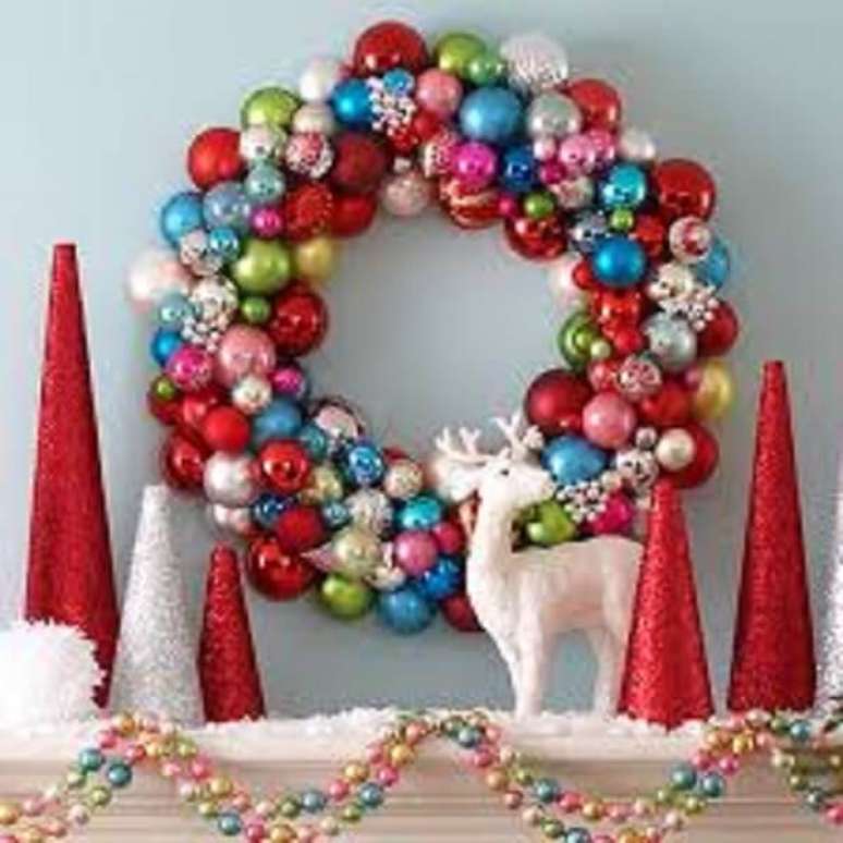 62. Guirlanda para Natal feita bolinhas coloridas. Fonte: Pinterest