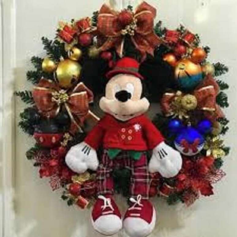 64. Guirlanda para Natal feita com o personagem Mickey. Fonte: Pinterest