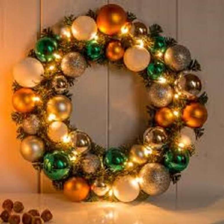 65. Guirlanda para Natal feita com bolinhas. Fonte: Pinterest