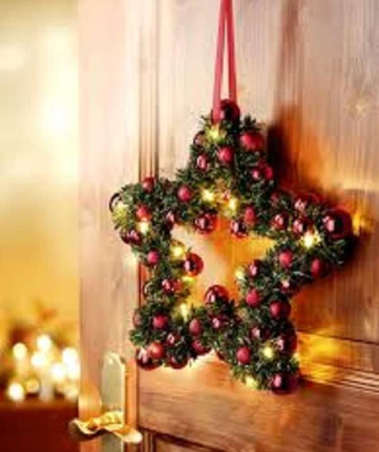 67. Guirlanda para Natal feita em formato de estrela. Fonte: Pinterest