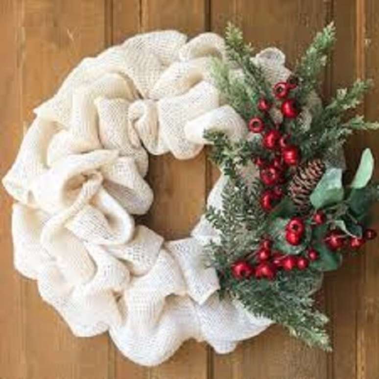 70. Guirlanda para Natal feita com tecido e flores artificiais. Fonte: Pinterest