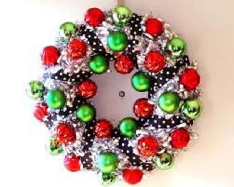 52. Guirlanda de Natal feita com bolas coloridas. Fonte: Pinterest