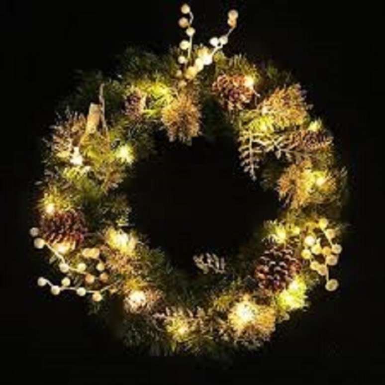 54. Guirlanda de Natal feita com pinhas e luzes. Fonte: Pinterest