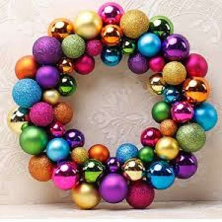 55. Guirlanda de Natal feita com bolas coloridas. Fonte: Pinterest