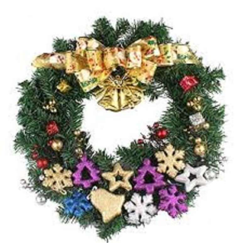71. Guirlanda para Natal feita flores artificiais e elementos natalinos. Fonte: Pinterest
