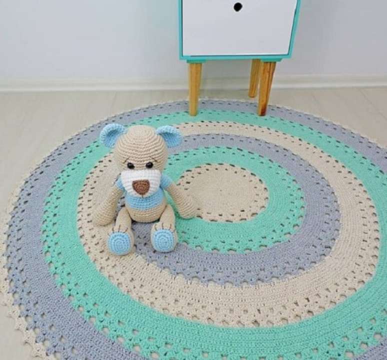 77- Invista em um tapete de crochê redondo com tons claros para quarto de bebê. Fonte: Pinterest