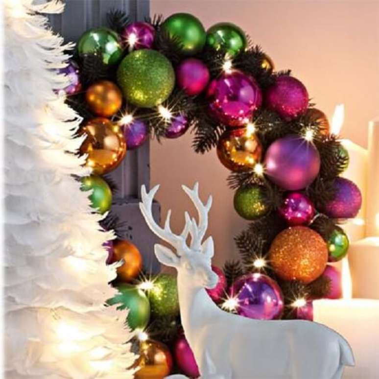 72. Guirlanda para Natal feita bolinhas coloridas. Fonte: Pinterest