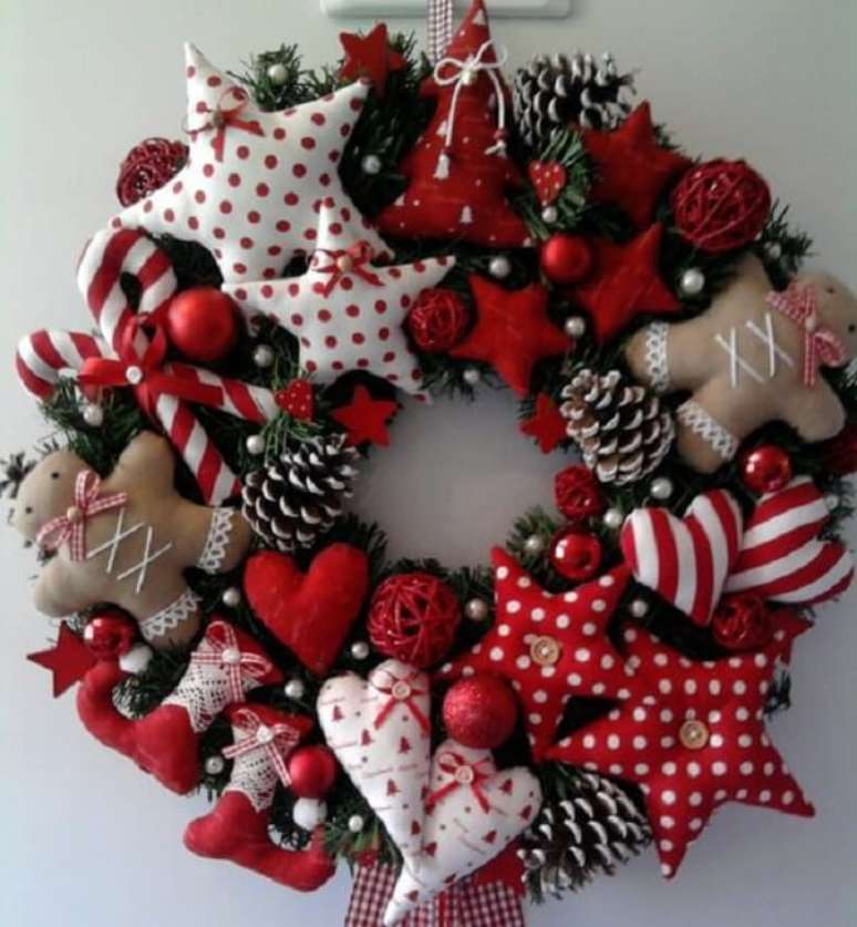 73. Guirlanda para Natal feita com elementos em tecido. Fonte: Pinterest