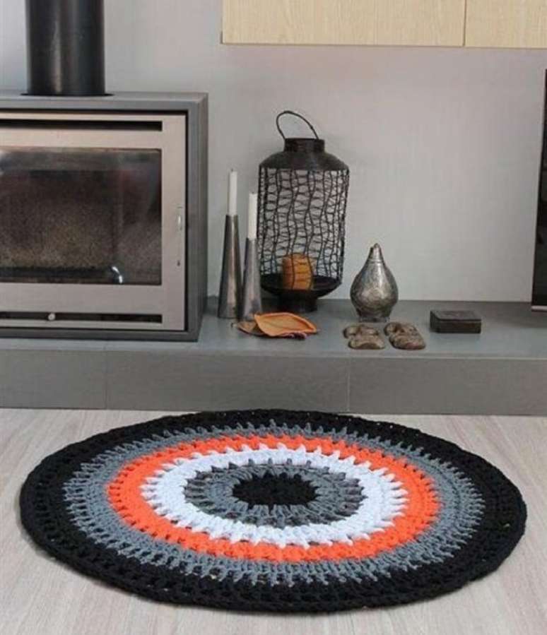 79- O tapete de crochê é uma excelente opção de decoração para os cômodos. Fonte: Pinterest