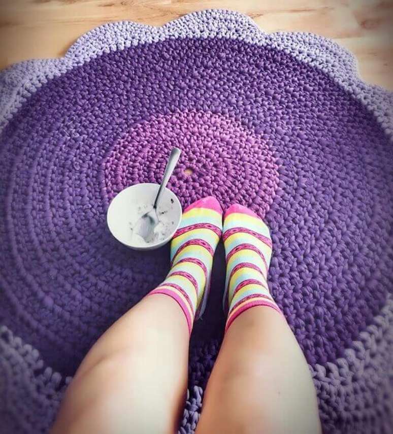 124- O tapete de crochê redondo proporciona conforto aos pés. Fonte: Lilolila