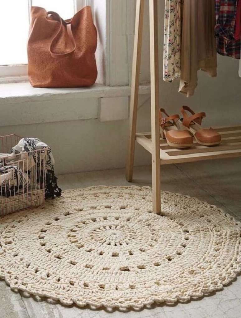 80- O tapete de crochê redondo complementa a decoração do ambiente e serve de conforto aos pés. Fonte: Pinterest