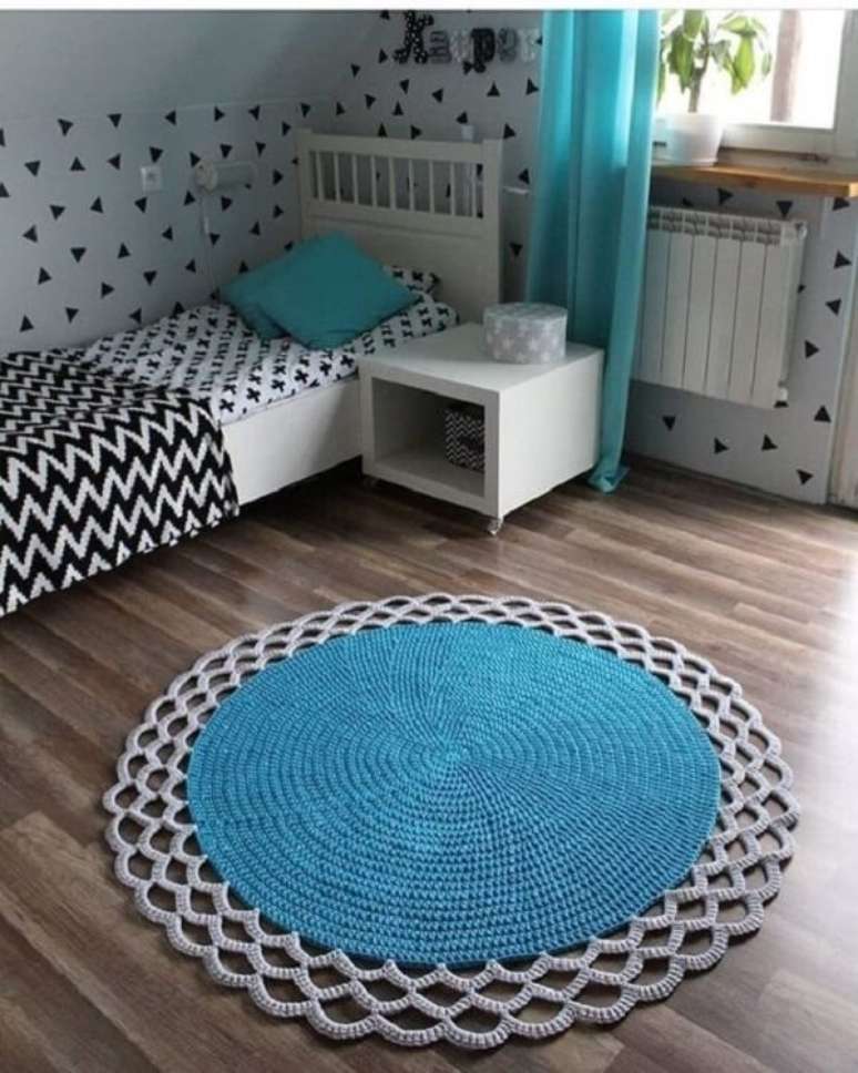 81- O tapete de crochê redondo se harmoniza perfeitamente coma decoração do quarto. Fonte: Pinterest