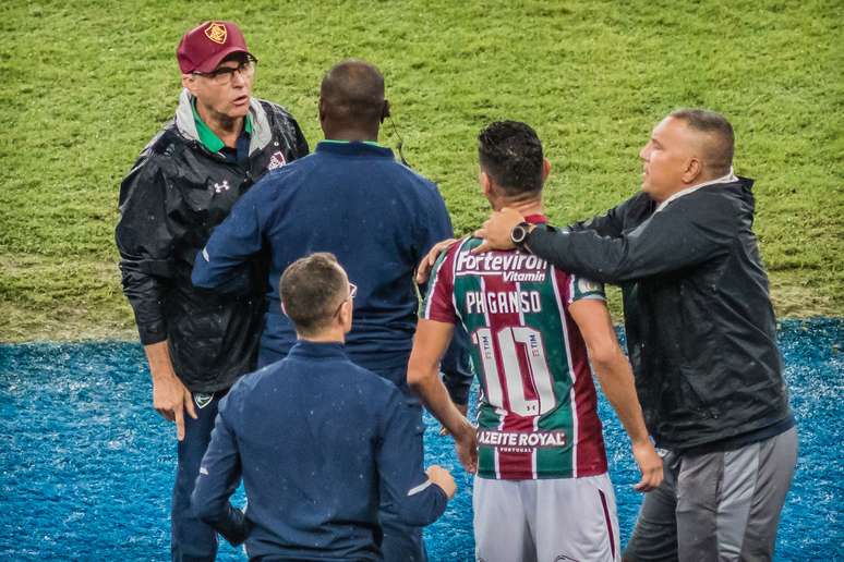 Oswaldo e Ganso bateram boca após substituição.