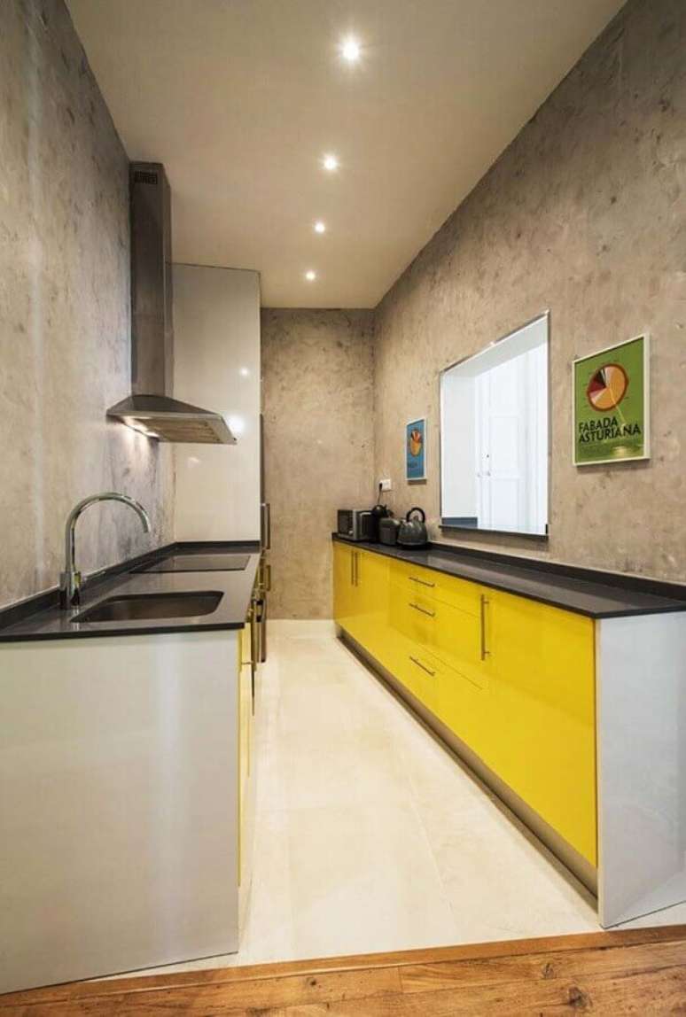 57. Invista na parede de cimento queimado para a decoração contemporânea da cozinha amarela e cinza – Foto: Pinterest