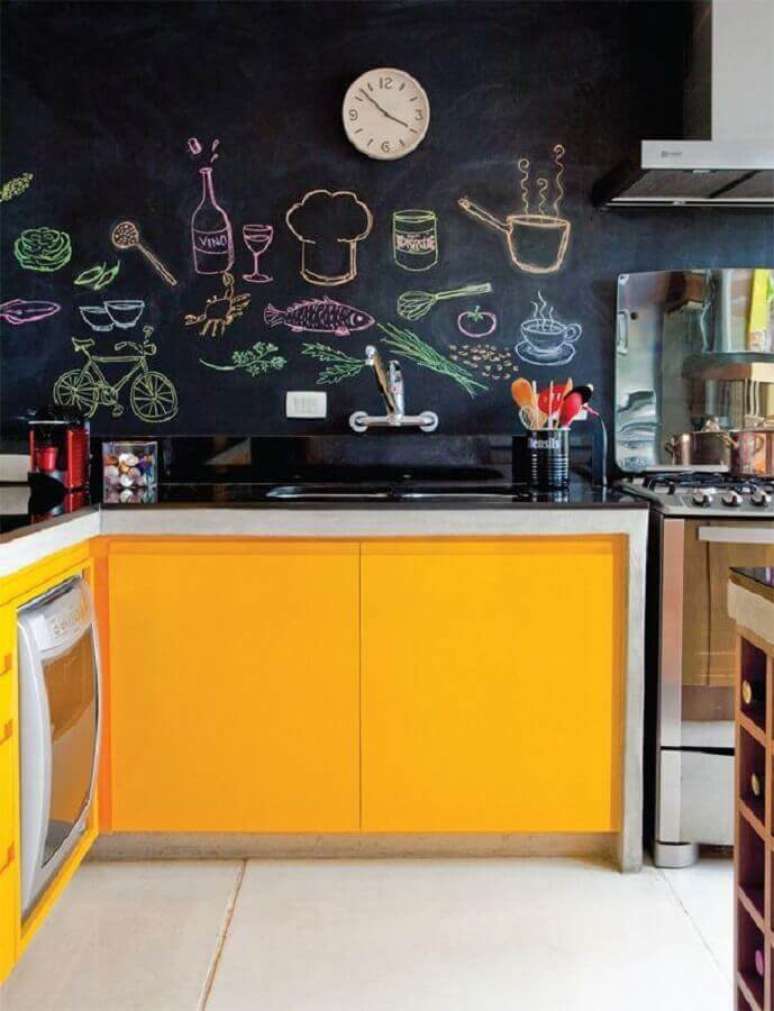 58. A parede de lousa coloca um toque divertido na decoração da cozinha amarela e preta – Foto: DoEdu