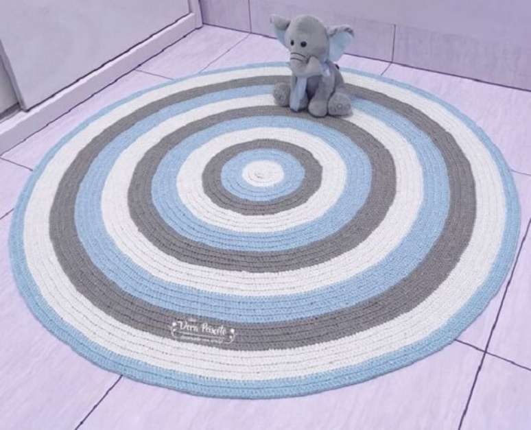 82- Quarto de beb&ecirc; com tapete de croch&ecirc; redondo colorido e m&oacute;veis em tom branco. Fonte: Pinterest