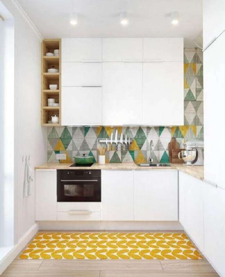 6. Invista em pontos de cor na decoração da cozinha amarela e branca – Foto: Pinterest