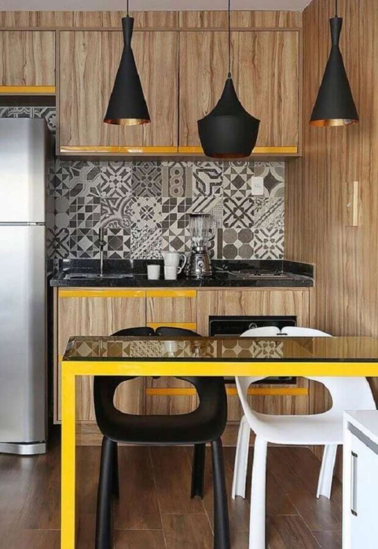 59. Decoração com madeira para cozinha compacta amarela com pendentes modernos e revestimento estampado – Foto: Pinosy