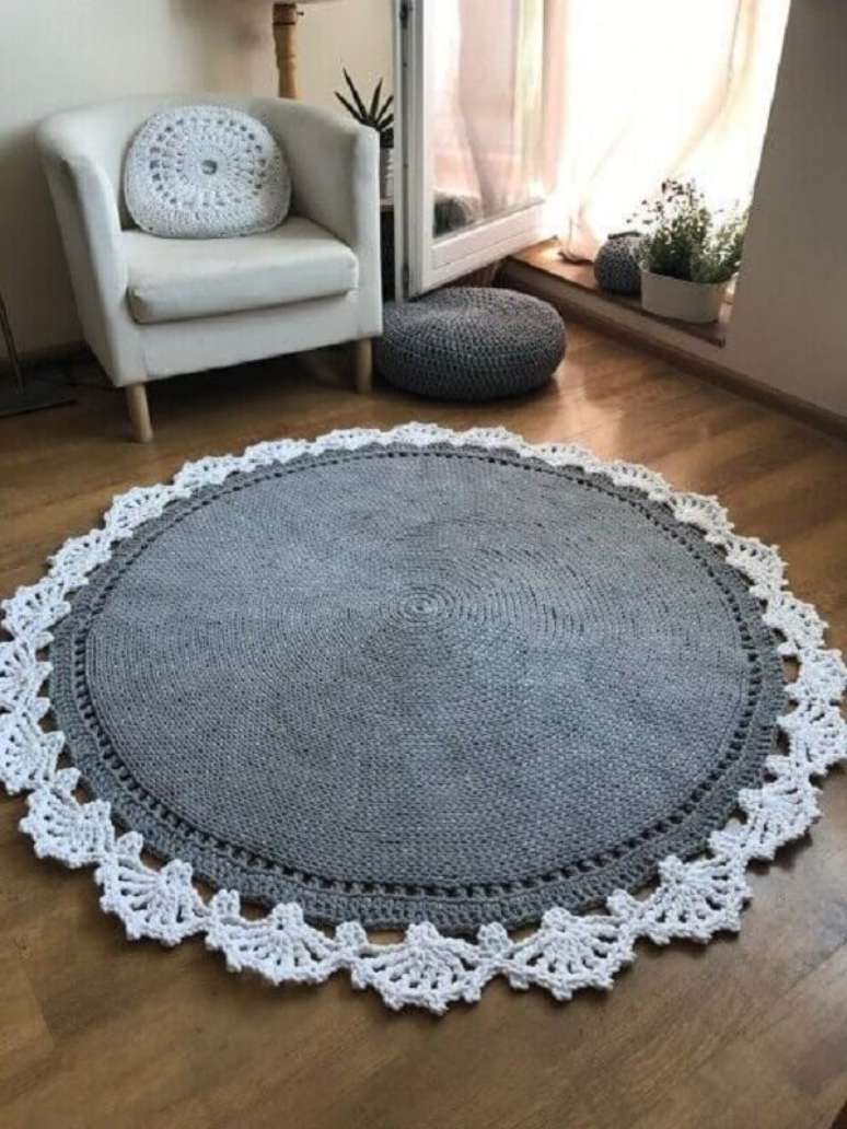 109- Sala de estar com poltrona e tapete de crochê redondo em tom branco e cinza. Fonte: Pinterest