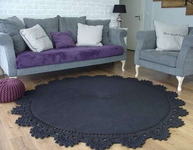 126- Sala de estar com tapete de crochê redondo preto. Fonte: Blue Pracownia