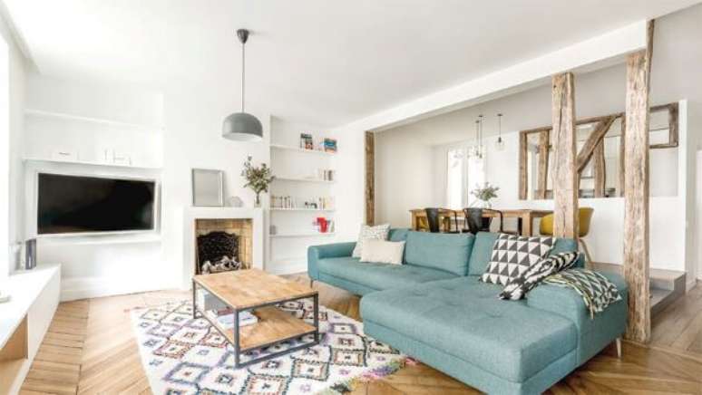 4. Sala clean com sofá colorido azul claro e almofadas modernas – Por: Pinterest