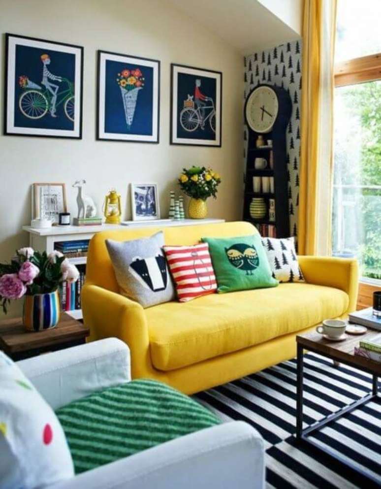 46. Sofá amarelo com almofadas coloridas e divertidas – Por: Pinterest