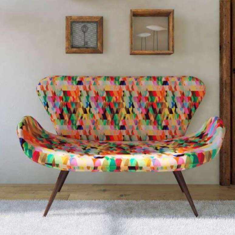 41. O sofá colorido estampado também é uma ótima maneira de alegrar o ambiente – Por: Mobly