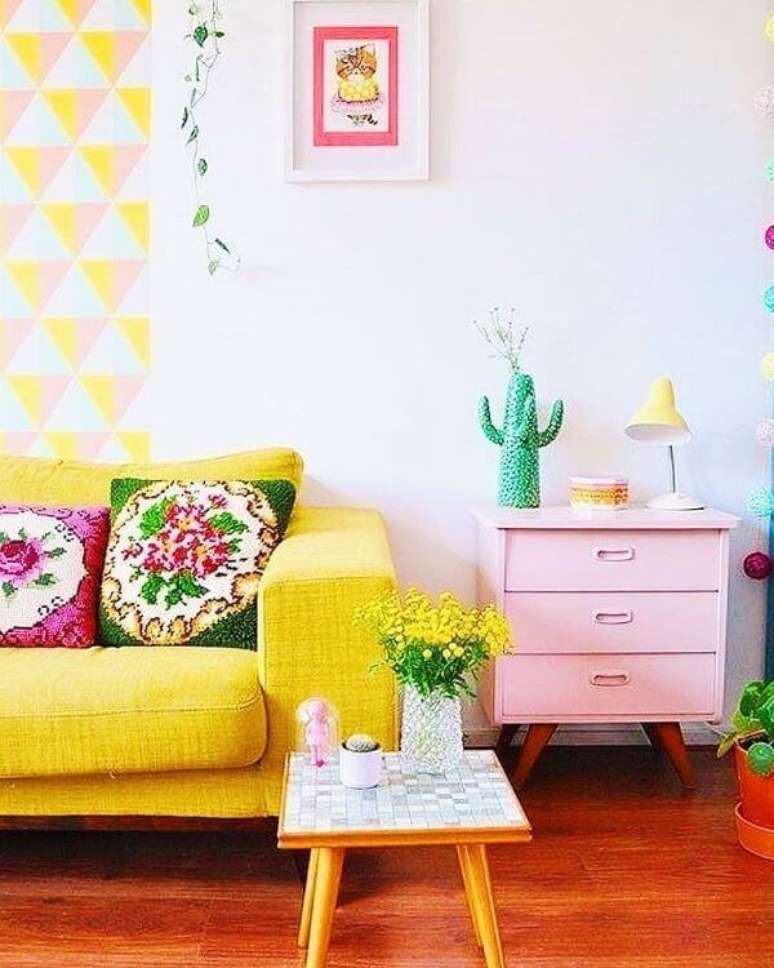 6. Sofá colorido amarelo com almofadas estampada – Por: Dicas Decor