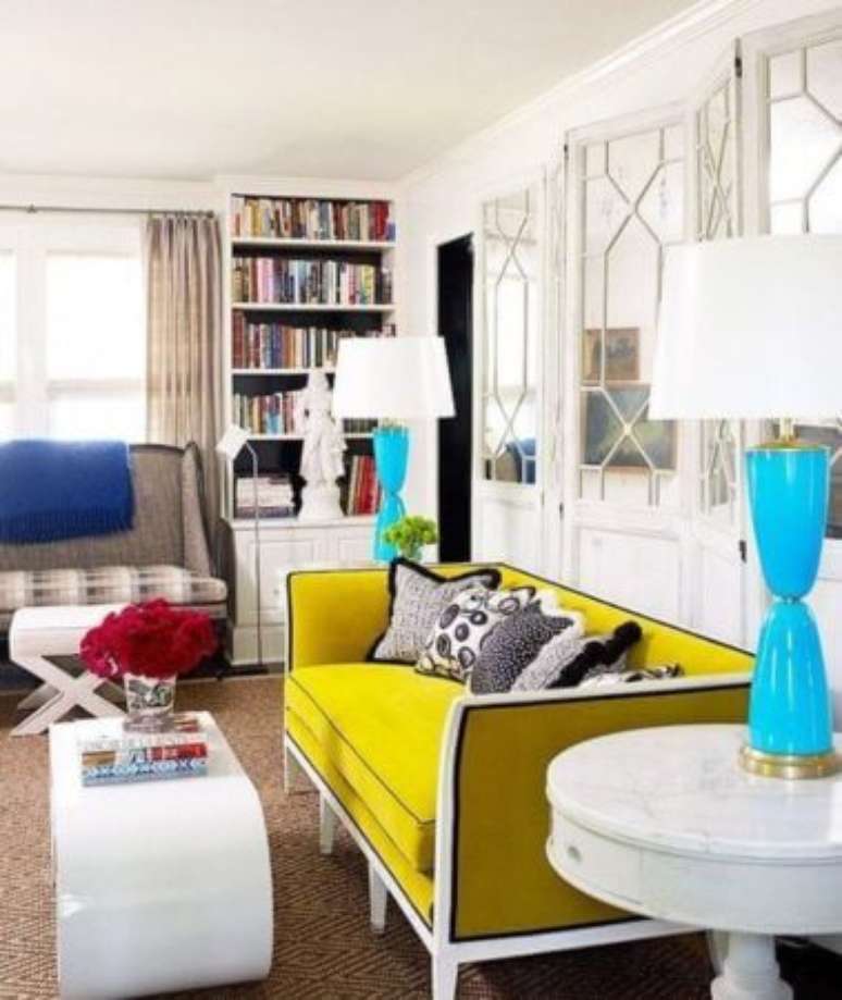 36. Sof&aacute; colorido amarelo com detalhes em azul na sala de estar &ndash; Por: Conex&atilde;o Decor