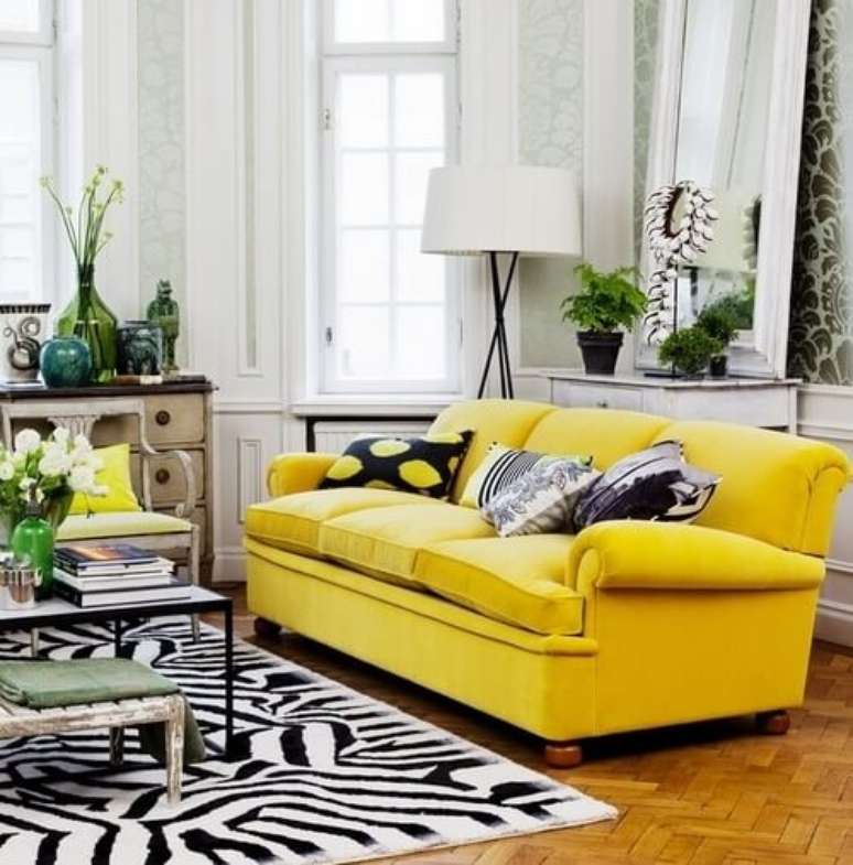 37. Sof&aacute; amarelo na sala preto e branco &eacute; uma forma de destacar o ambiente &ndash; Por: Gabiel do Blog