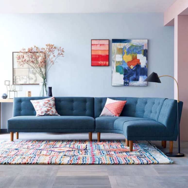 39. Use o sofá colorido azul com o tapete combinando para ter uma linda decor – Por: Casoca