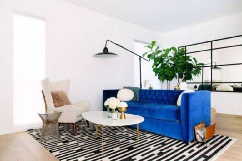 35. Sofá colorido azul para sala moderna – Por: Tua Casa