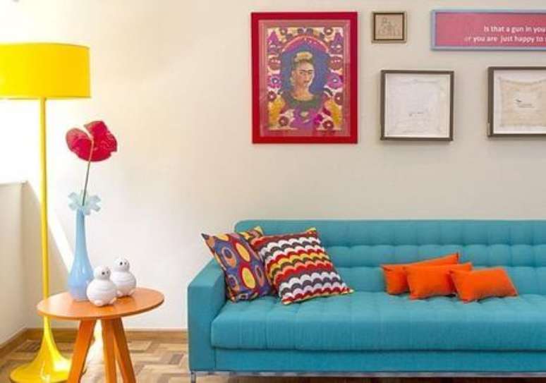 7. O sofá colorido com almofadas e móveis combinando é a opção perfeita para ambientes alegres e modernos – Por: Social Club