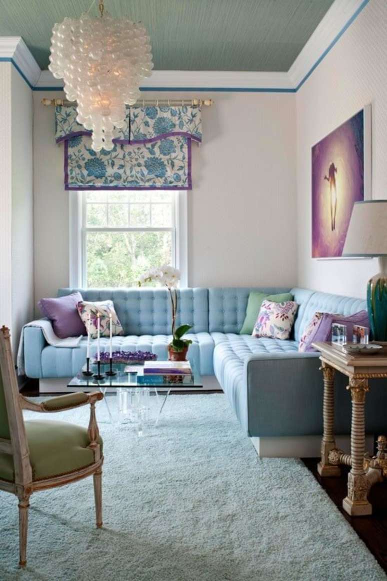 28. O sofá colorido com almofadas e detalhes lavanda é uma das melhores opções para o ambiente – Por: Janet Kruger