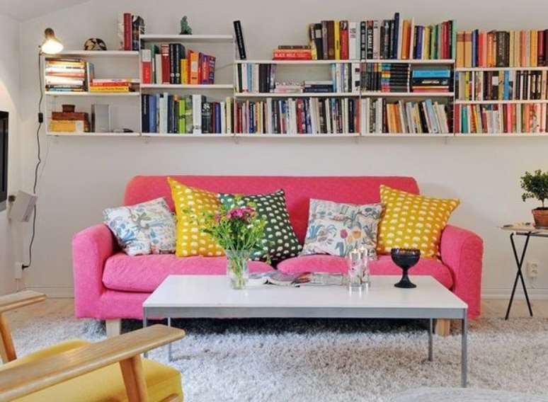 30. Use o sof&aacute; com almofadas coloridas para ter uma linda decor &ndash; Por Abiolando